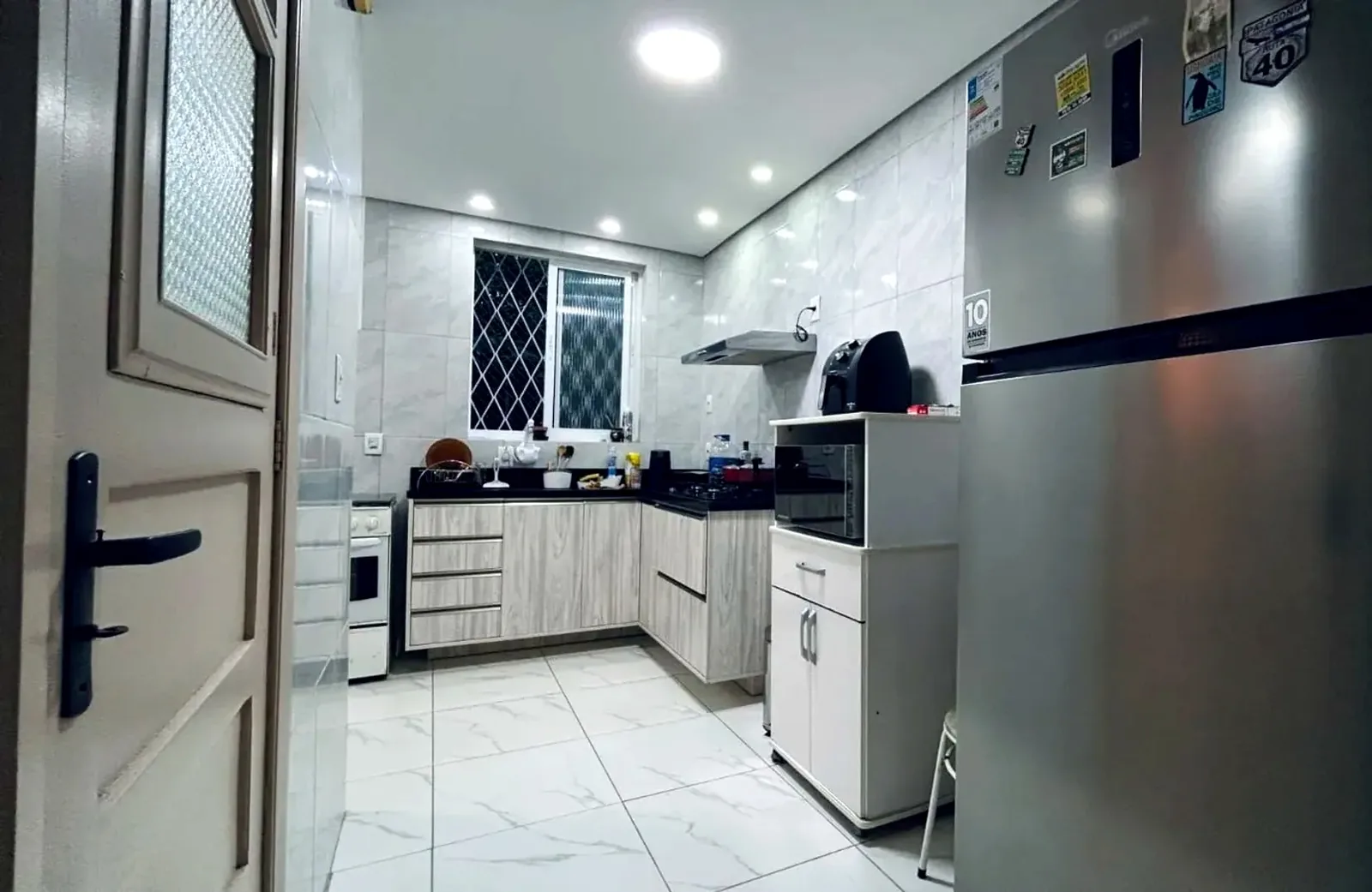 Cozinha com iluminação embutida