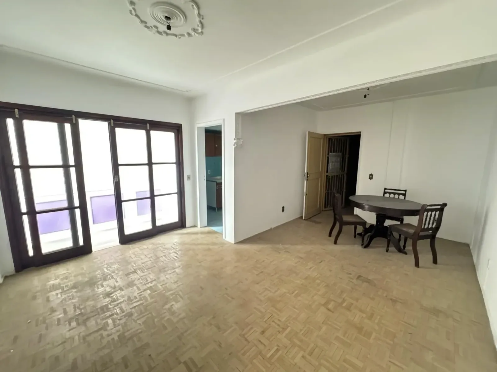 Sala de estar e jantar com piso de parquê na Cidade Baixa, em Porto Alegre