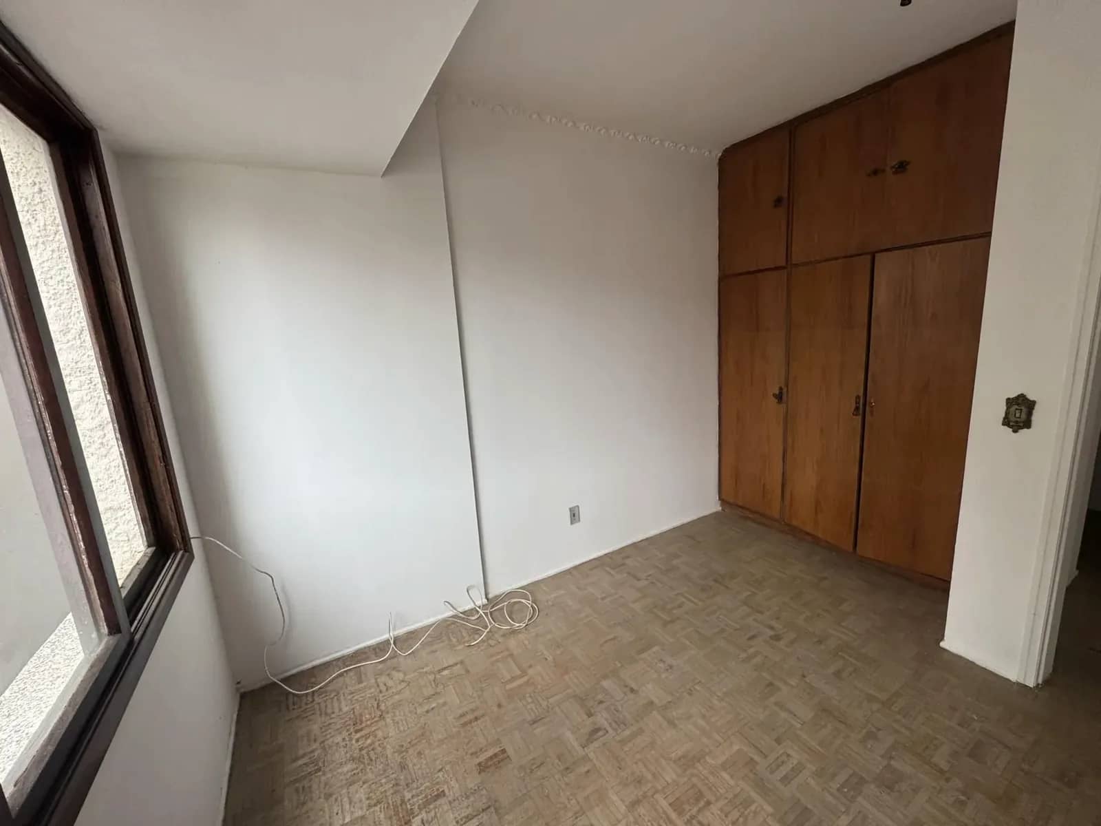 Dormitório com janela ampla