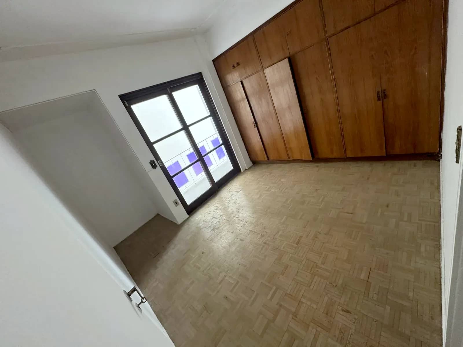 Dormitório visto da porta, com armário