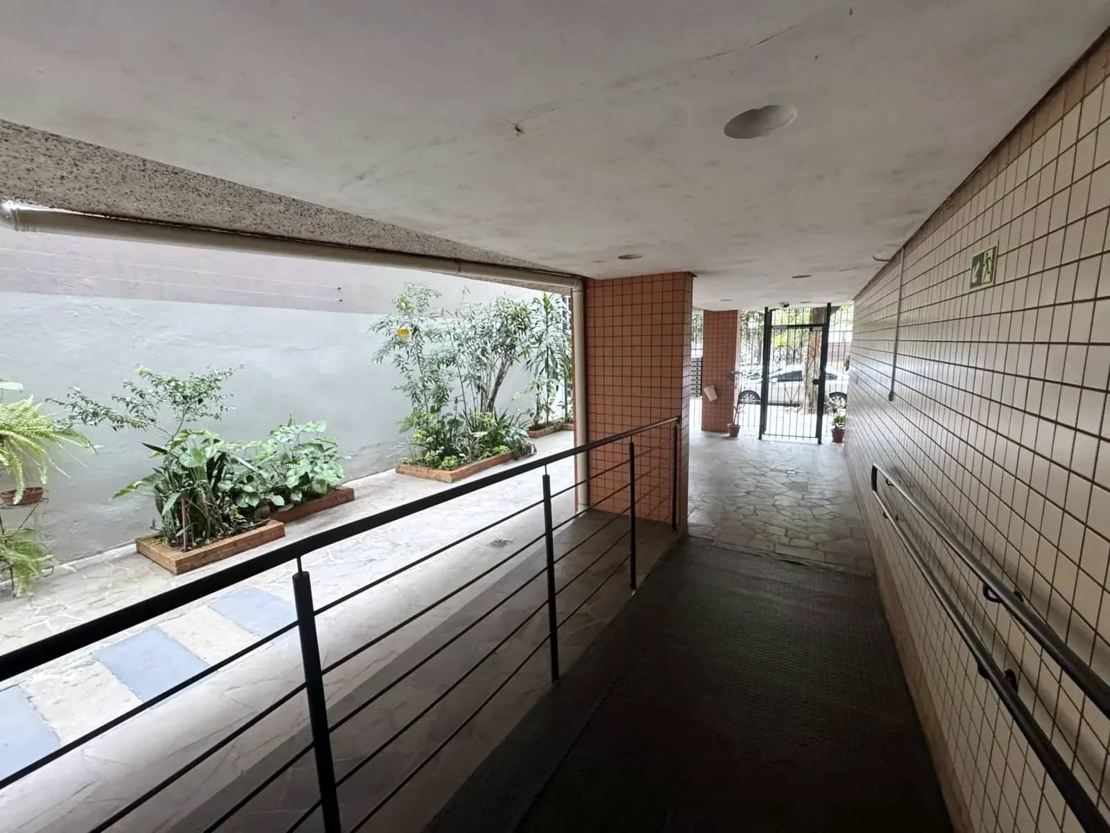 Acesso coberto com jardim