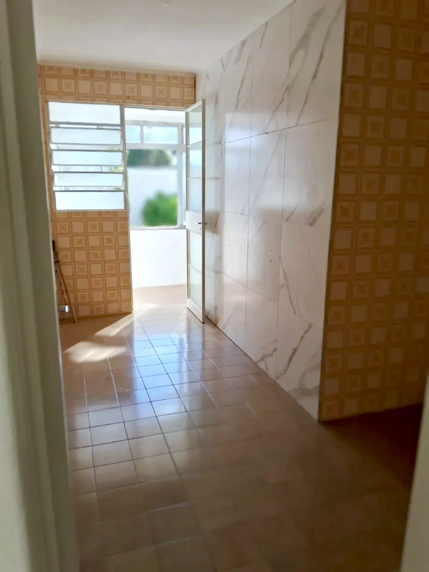 Entrada do apartamento com luz natural