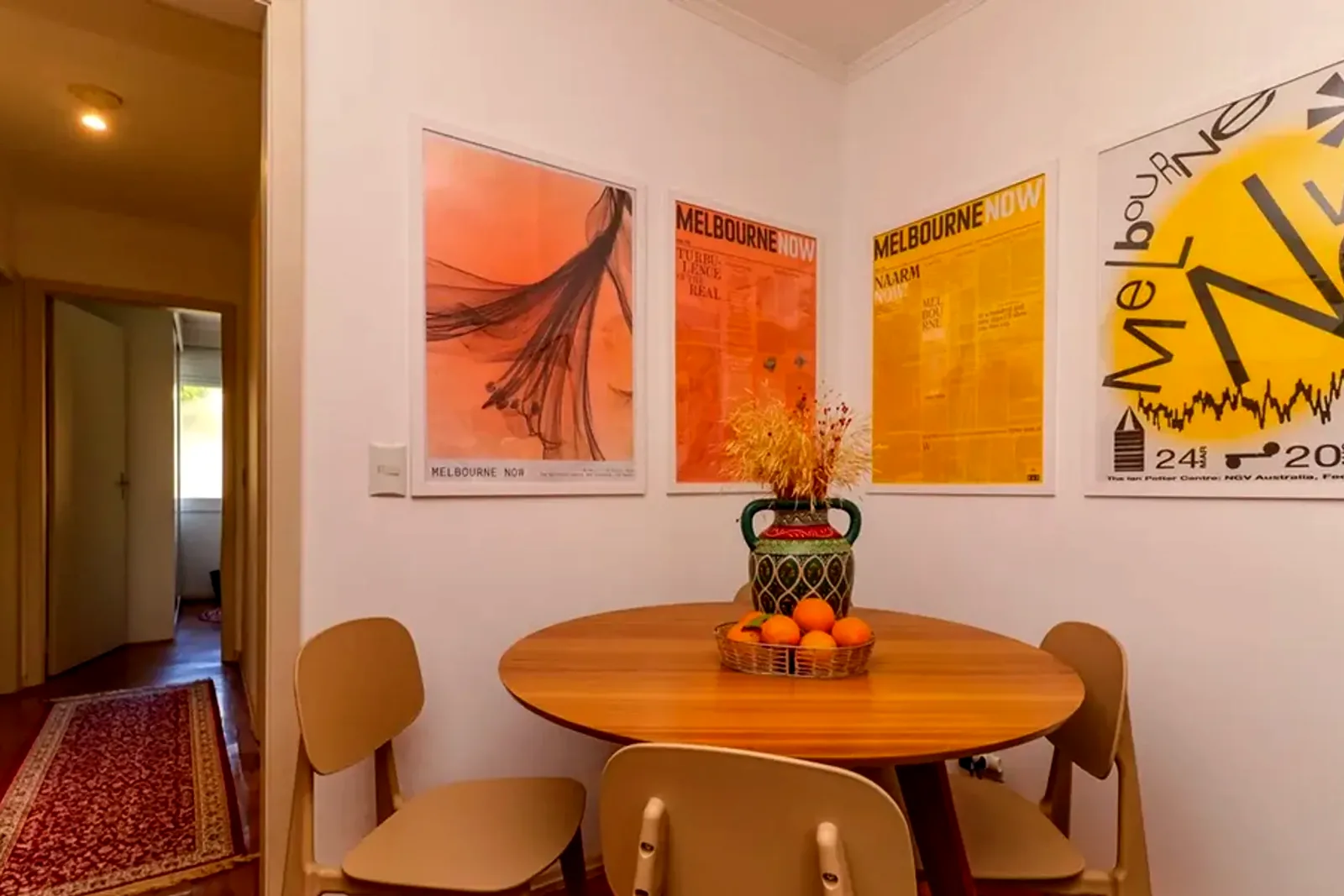 Espaço de jantar com mesa redonda