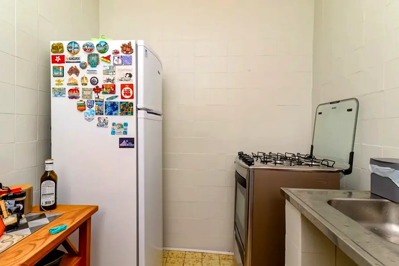 Cozinha com espaço para fogão e geladeira