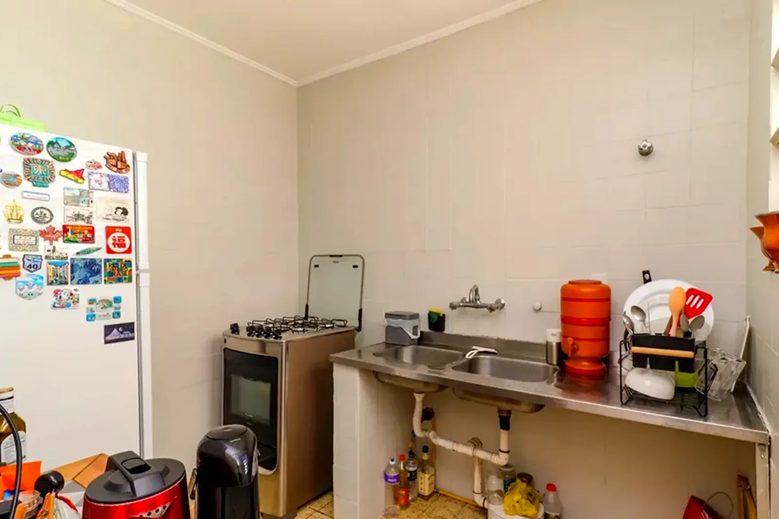 Cozinha com bancada de inox