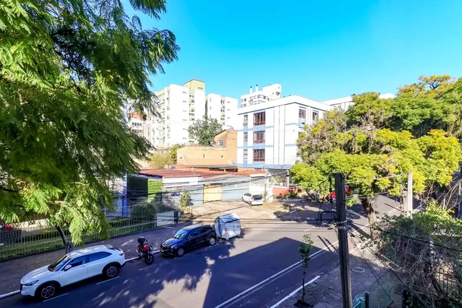 Vista da varanda para a rua arborizada