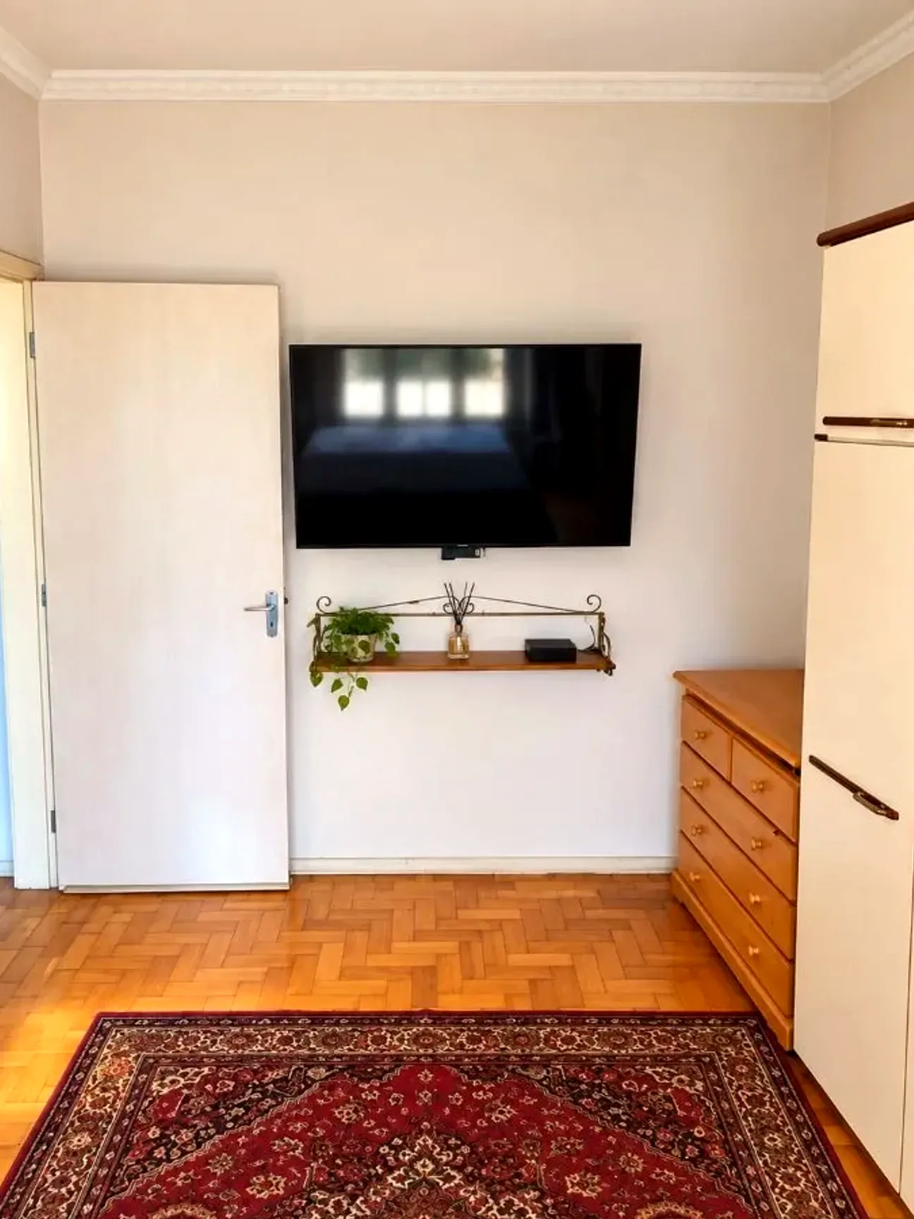 Segundo dormitório com piso de parquê