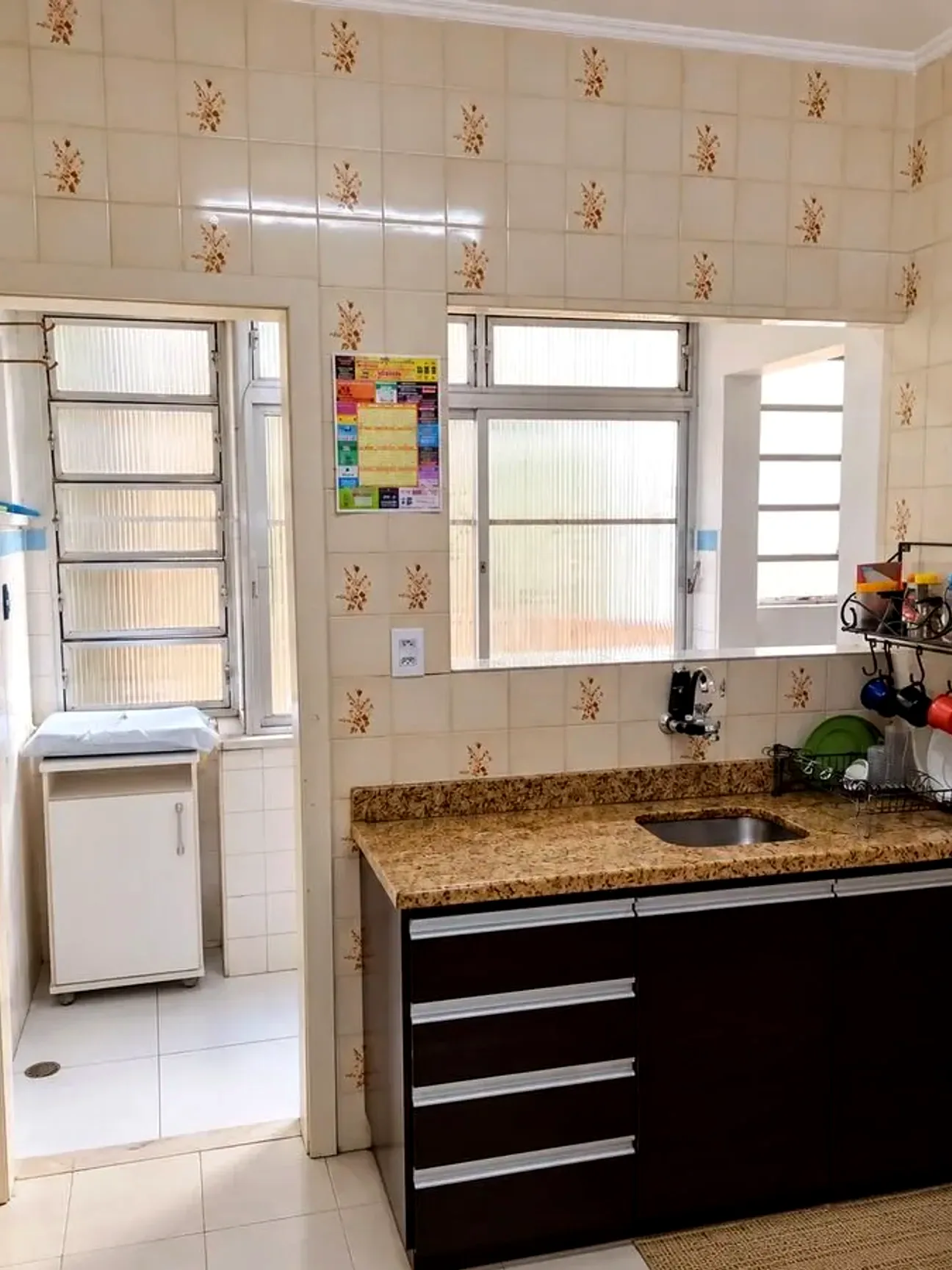 Cozinha com bancada de granito e janela