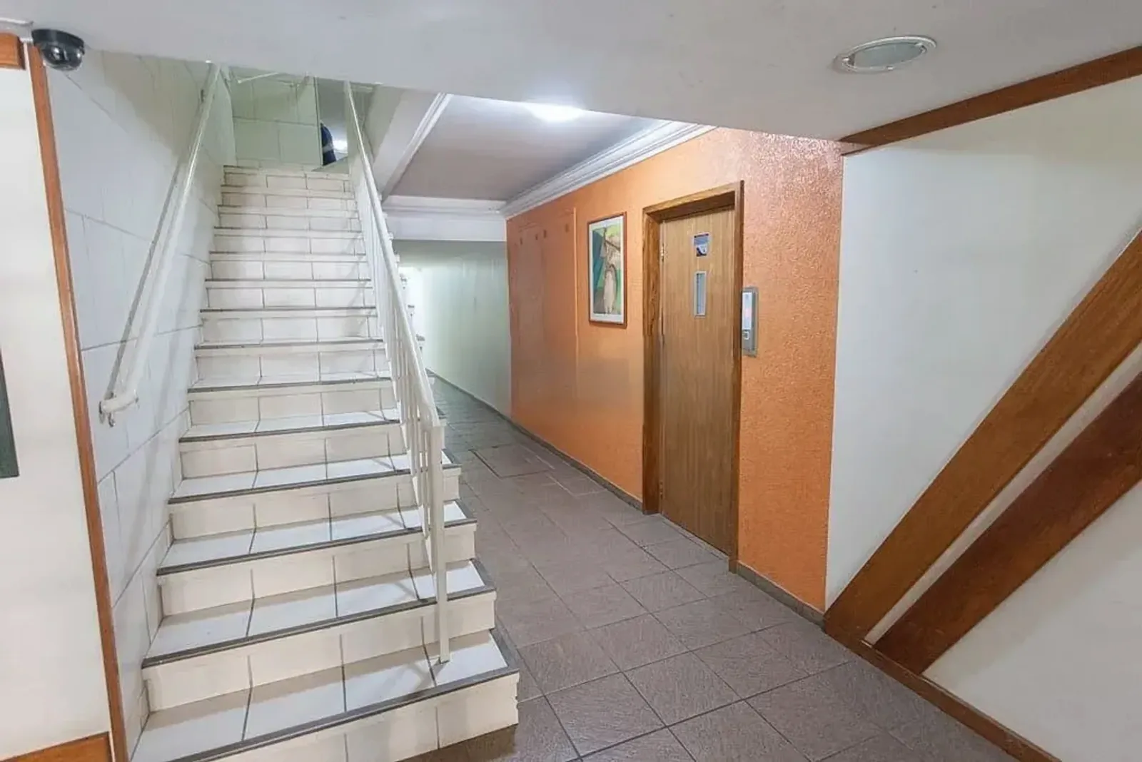 Hall e escada do prédio