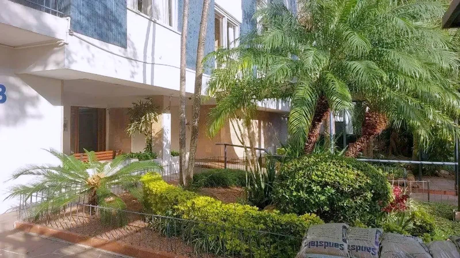 Jardim na entrada do prédio