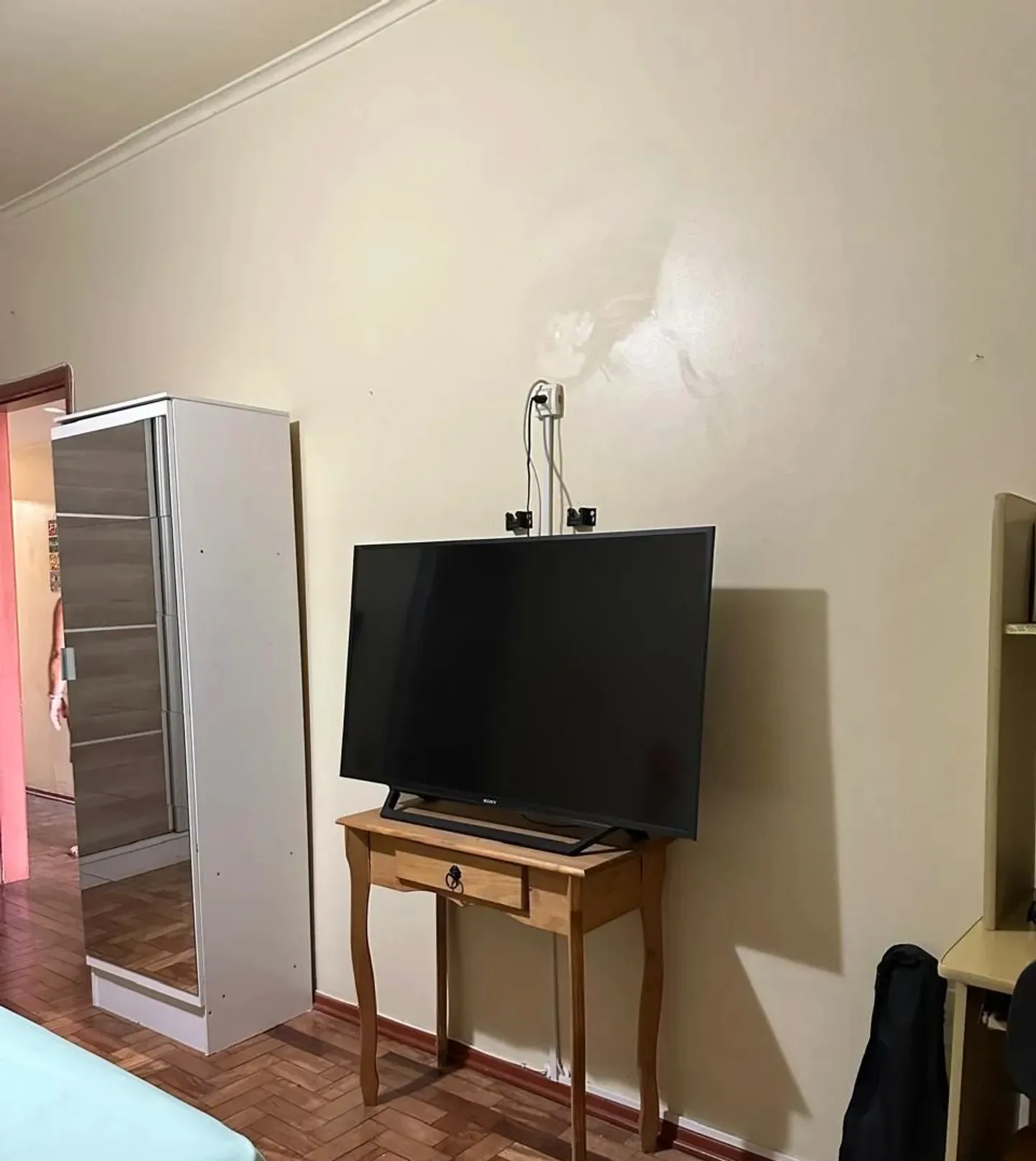 Dormitório com espaço para TV