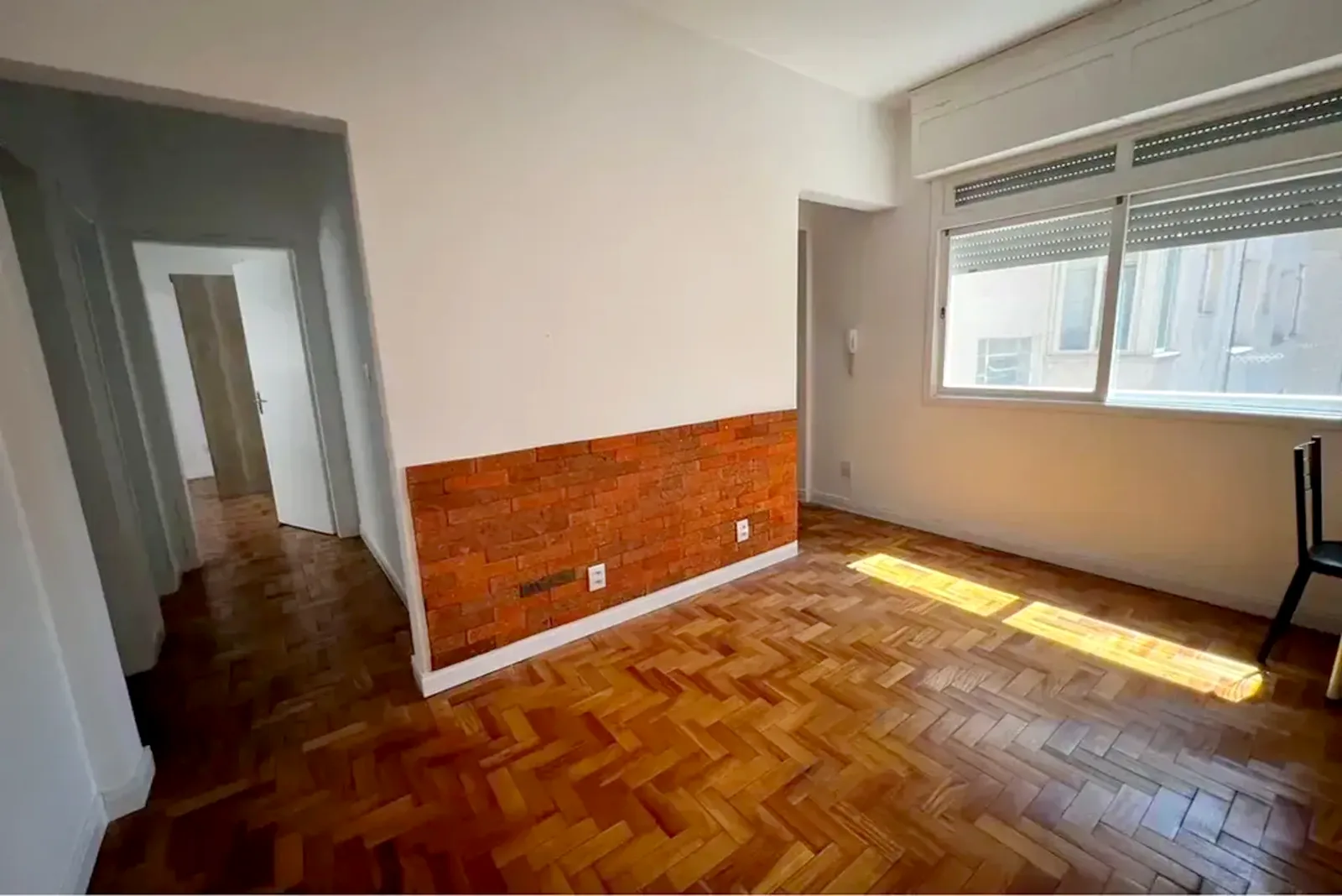 Sala ampla com janela larga e luz natural