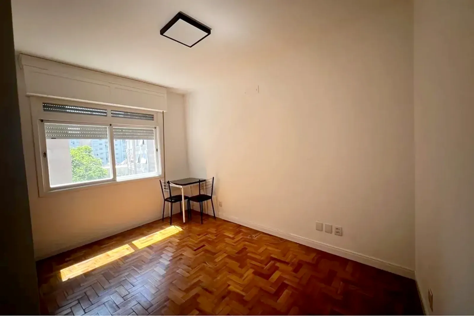 Sala com espaço para a mesa de jantar