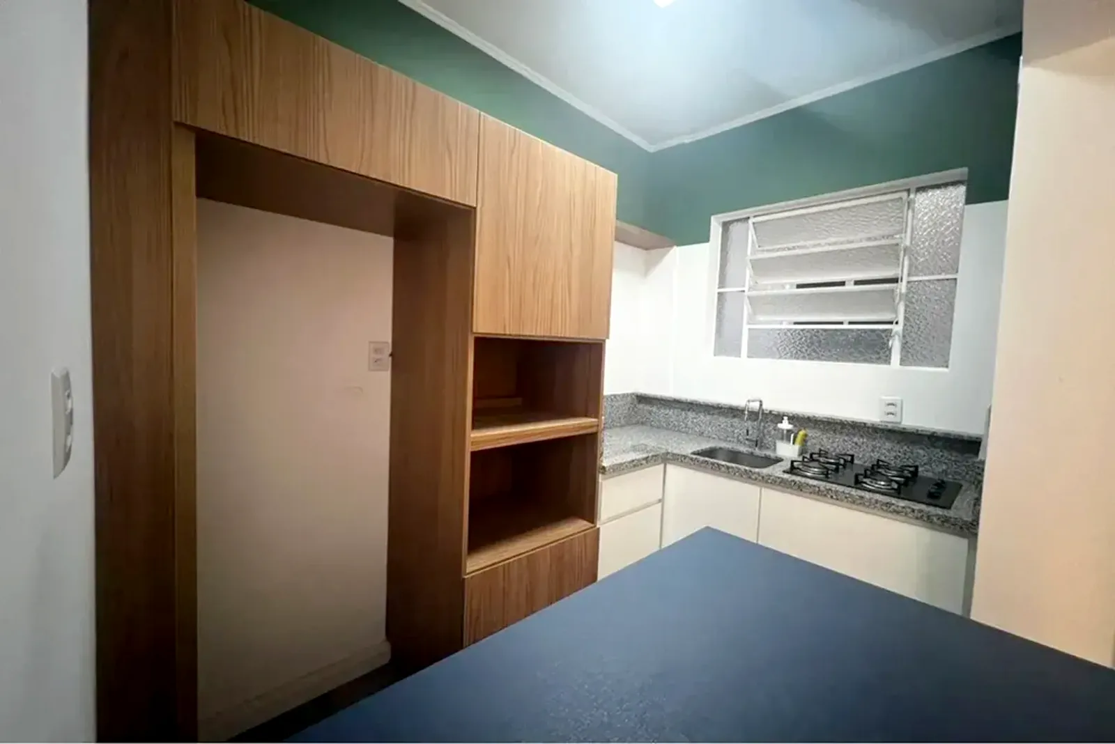 Cozinha com bancada de granito e cooktop