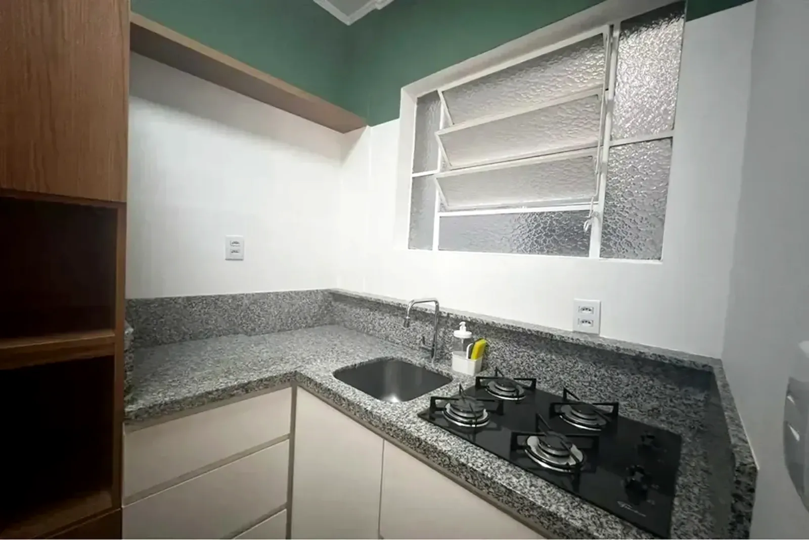 Bancada da cozinha com cooktop e pia