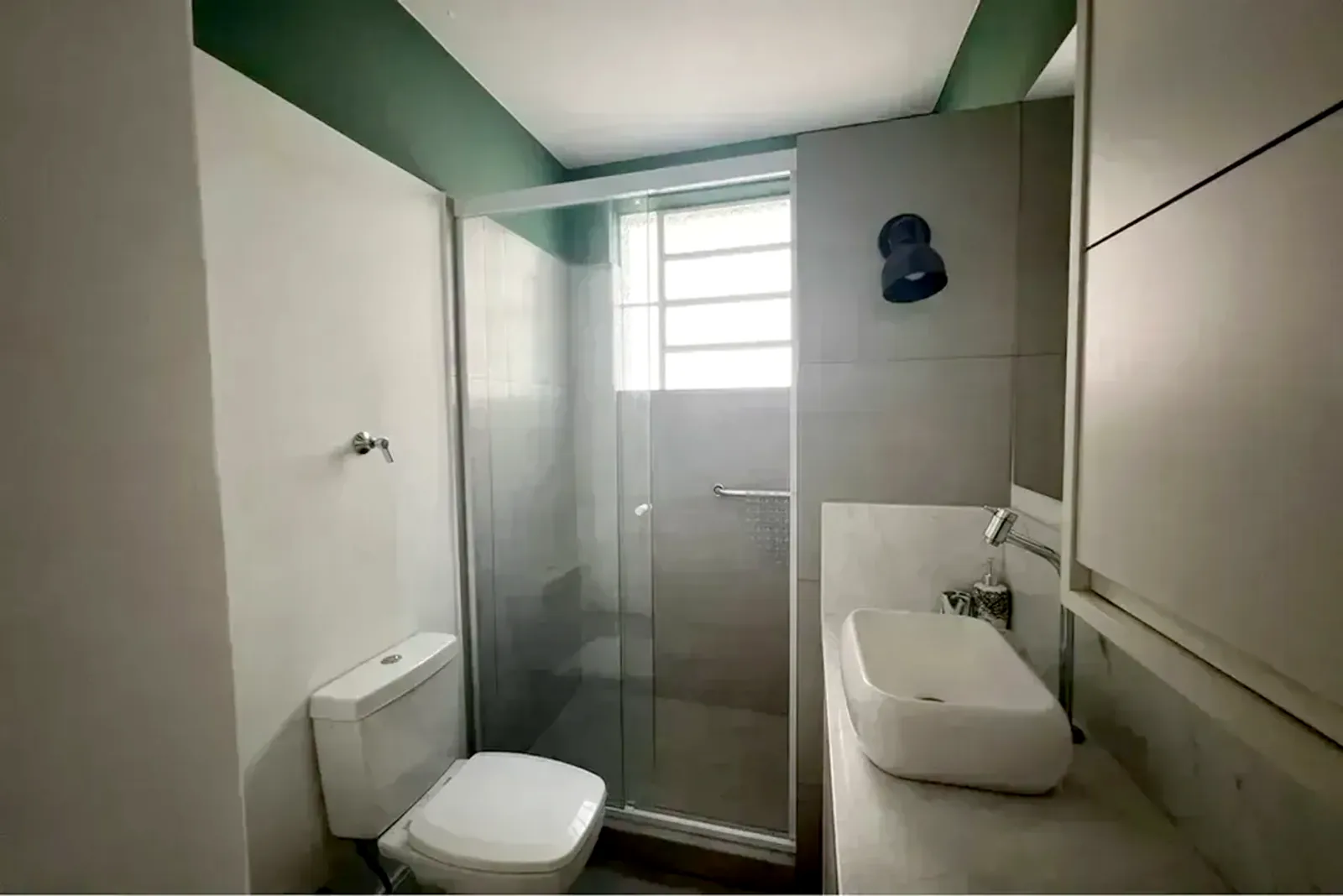 Banheiro com box de vidro