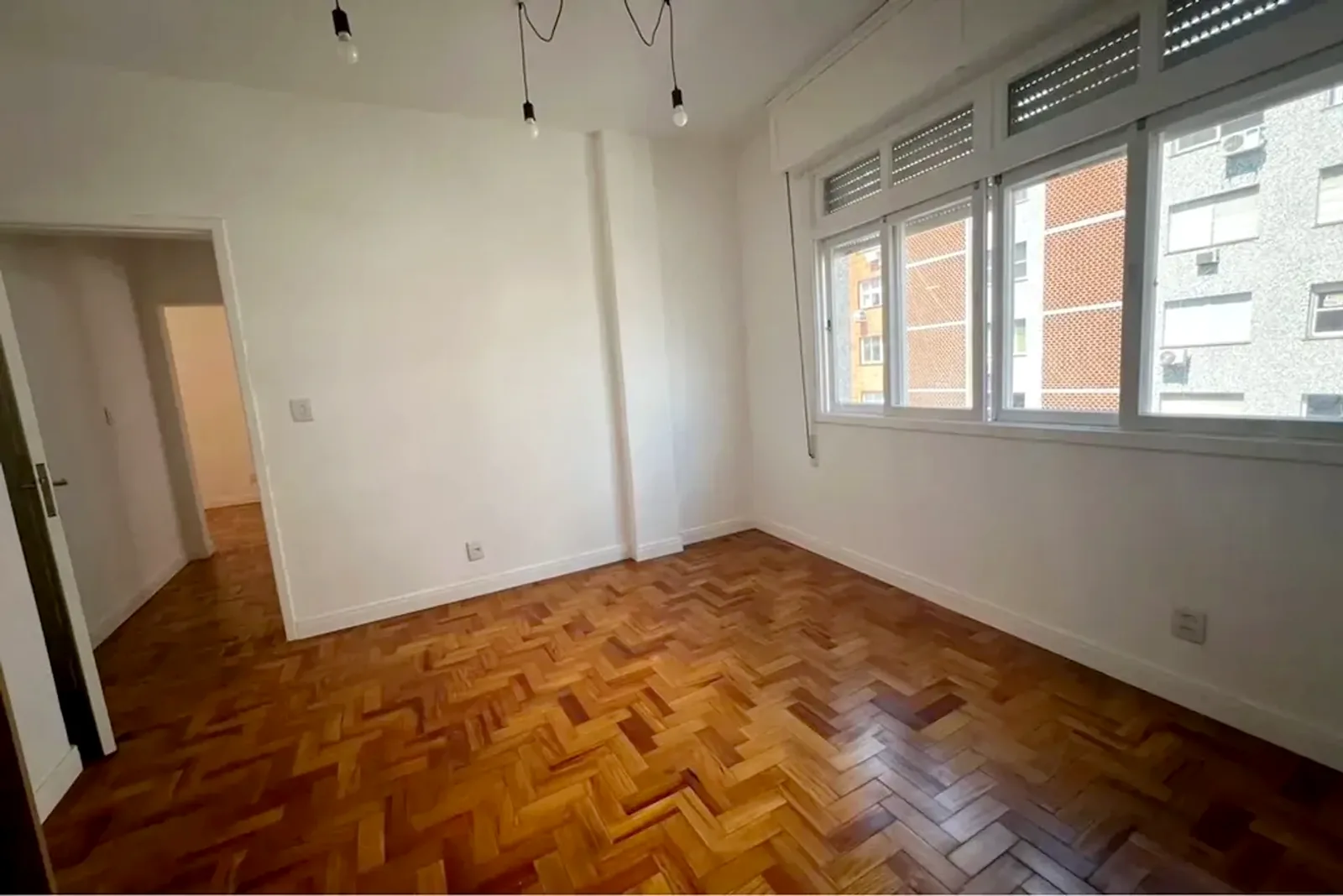 Dormitório claro com janela para a rua