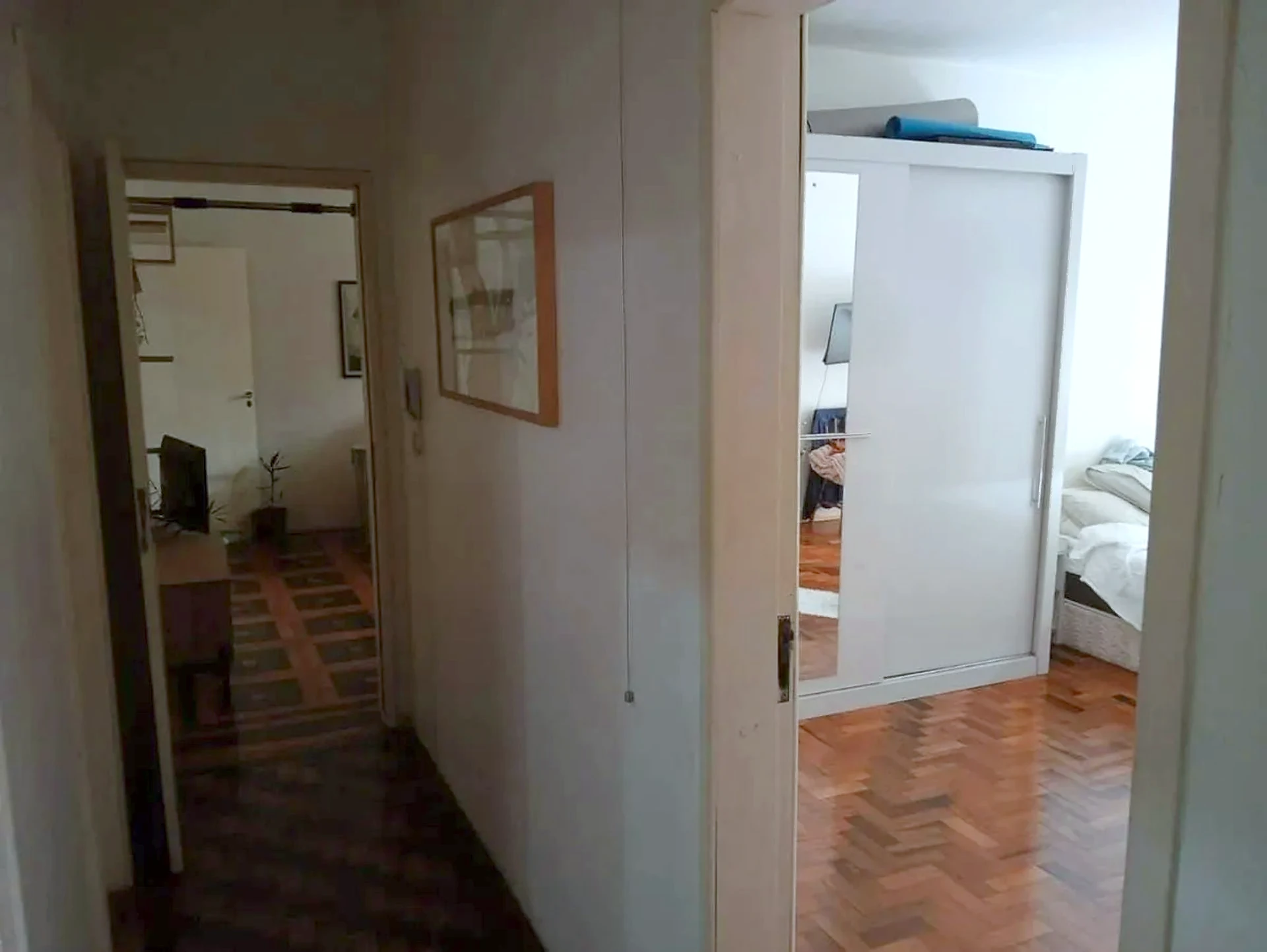 Hall de entrada com piso de parquet