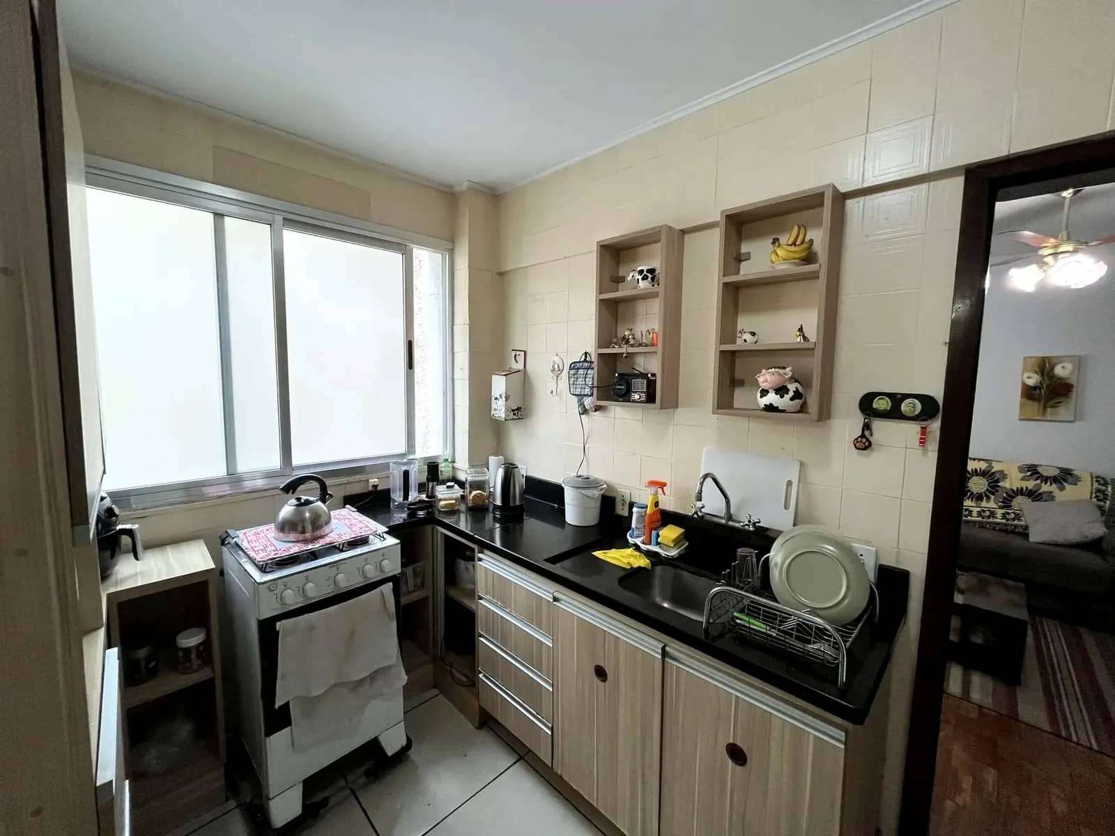 Cozinha com armários e janela ampla