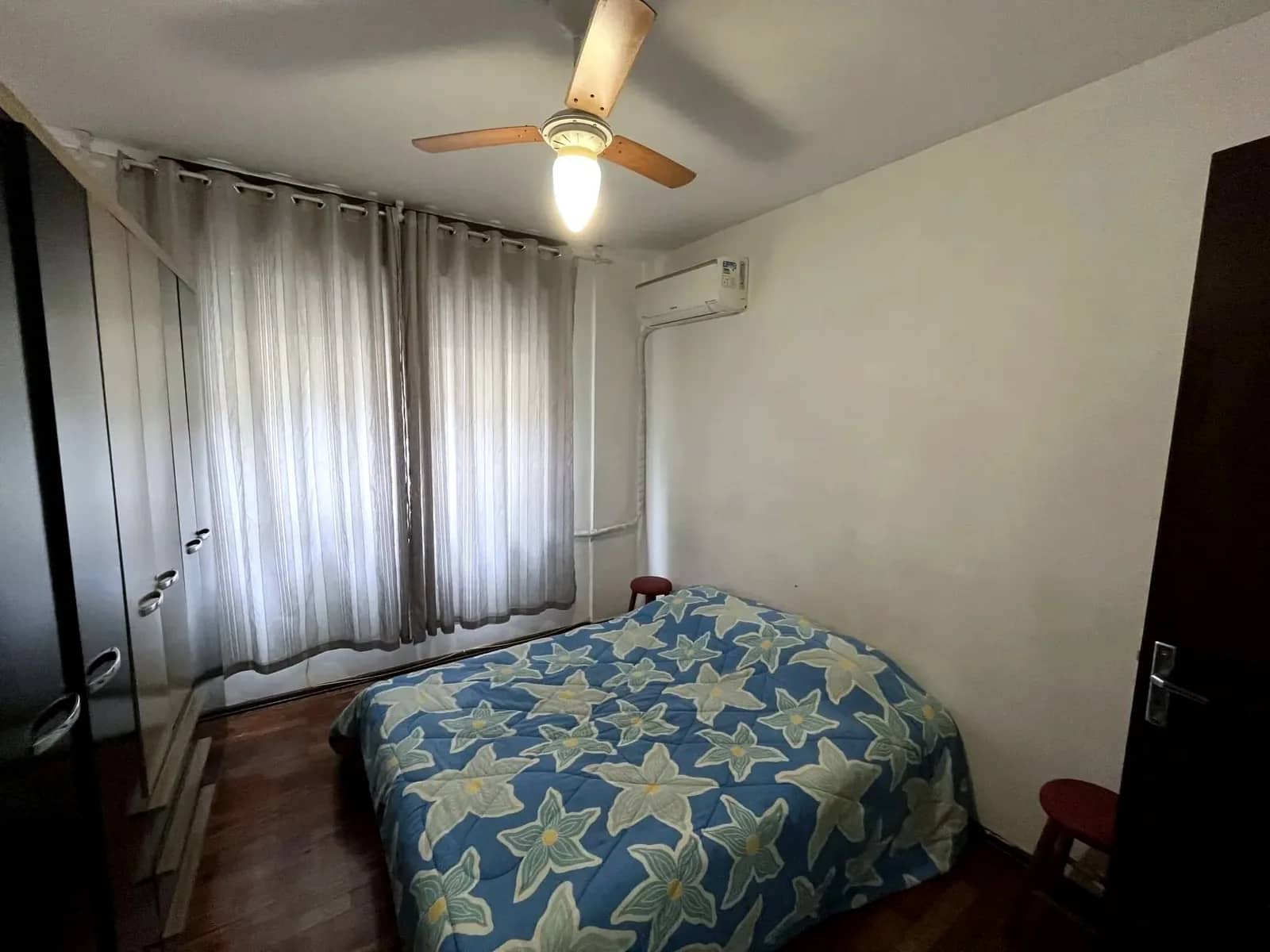 Dormitório com piso de parquê