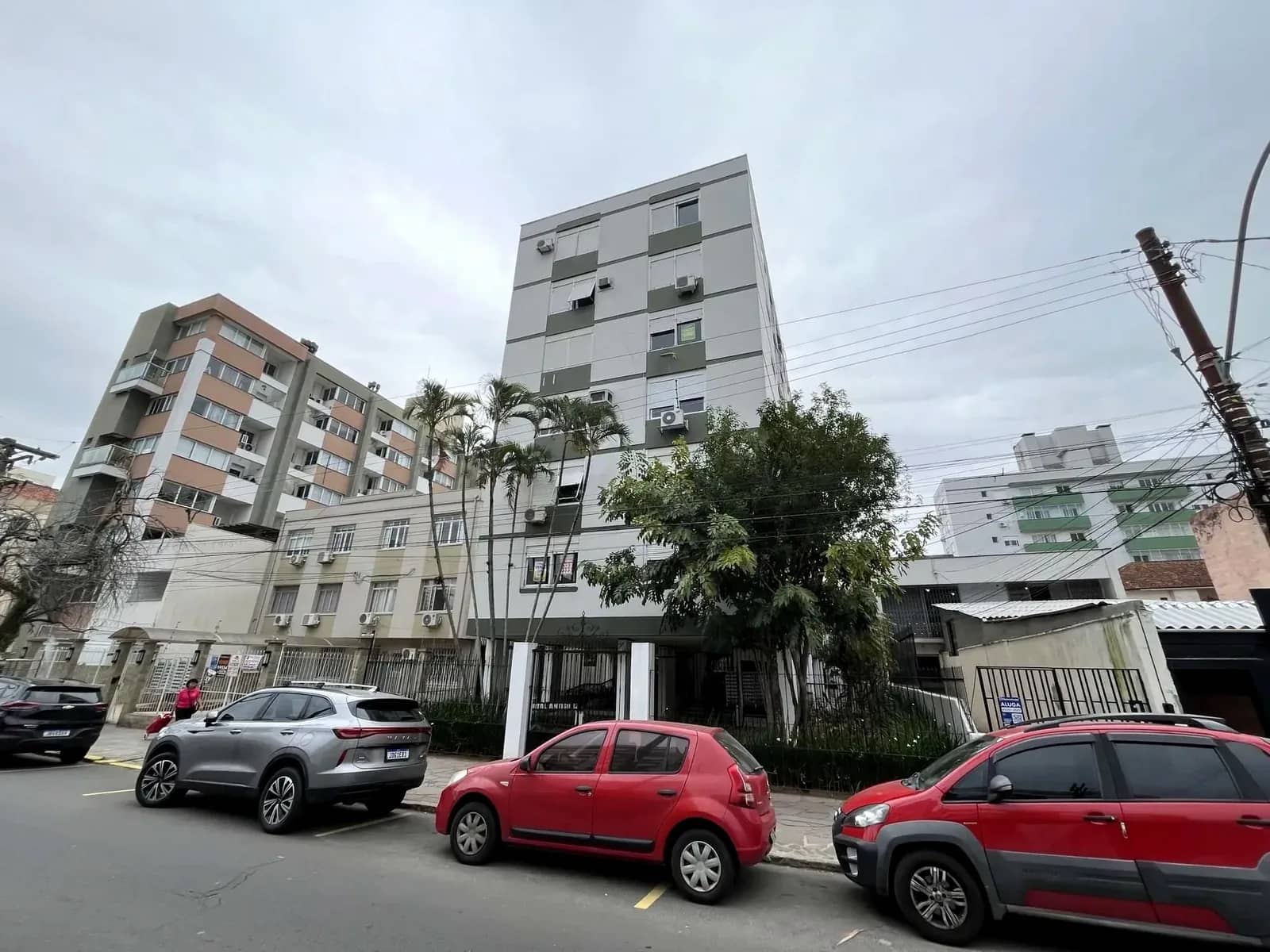 Prédio visto da avenida arborizada
