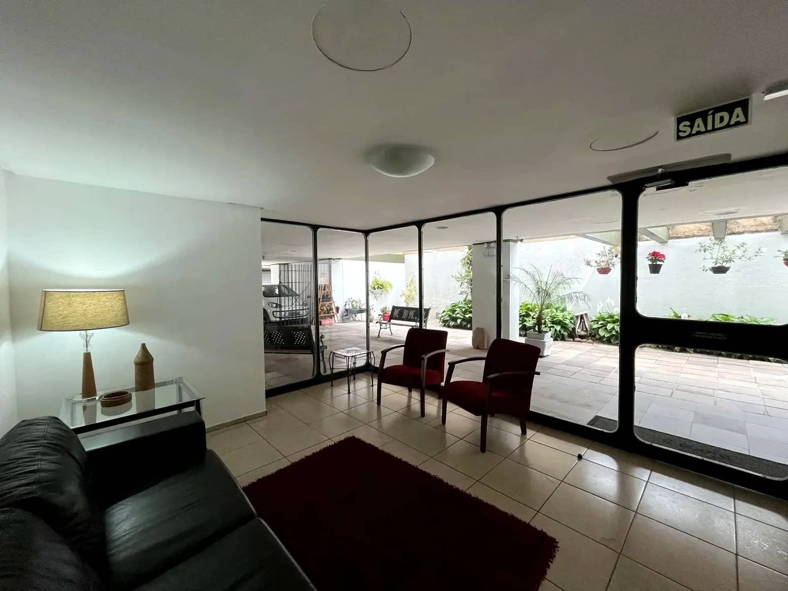 Hall com portas de vidro para o jardim