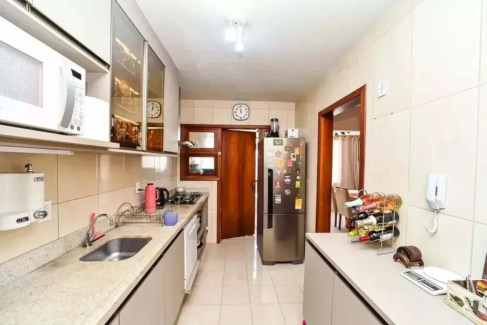 Cozinha planejada com armários e eletrodomésticos