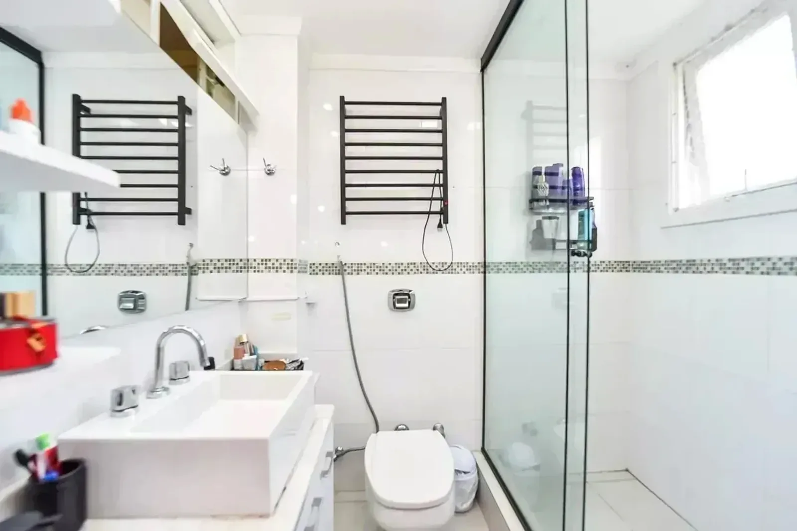 Banheiro da suíte com box de vidro
