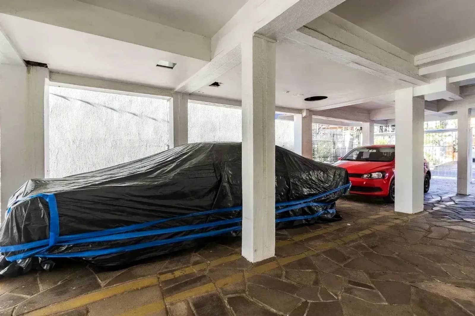 Garagem coberta do prédio