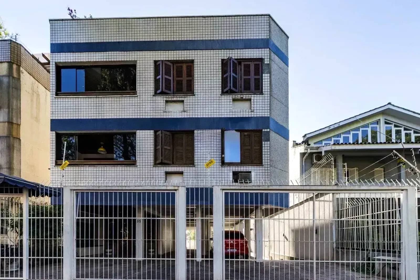 Prédio com portão eletrônico