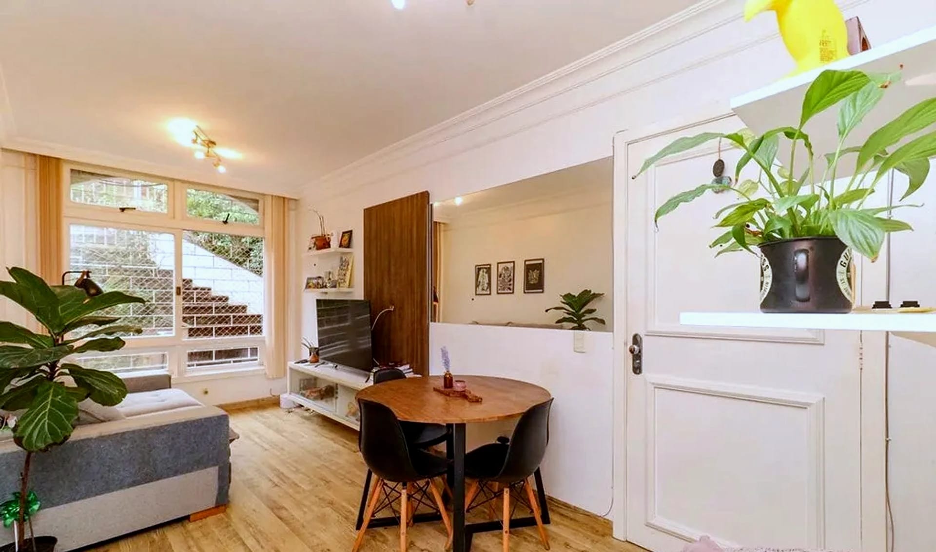 Living com piso de madeira clara
