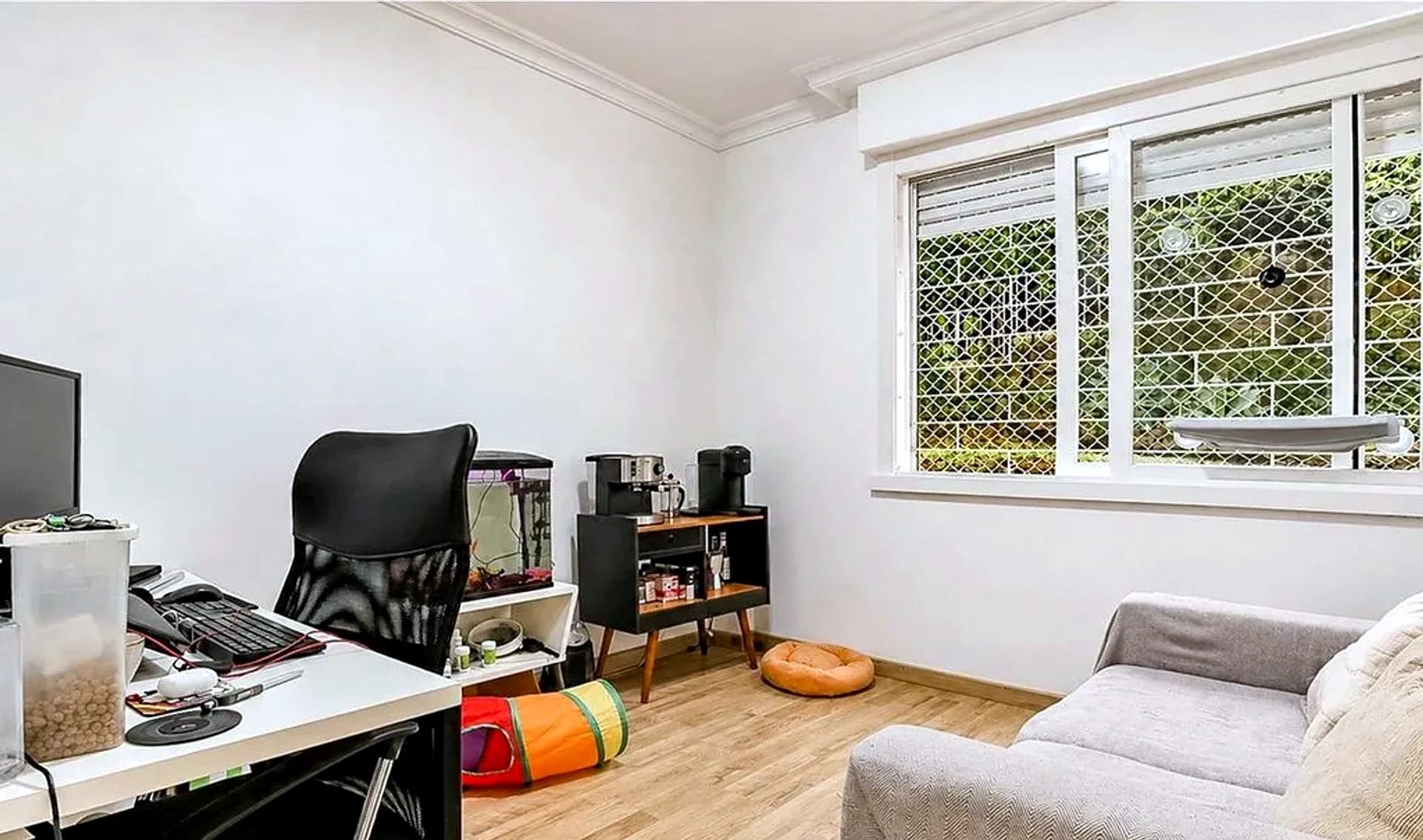 Sala com espaço de trabalho
