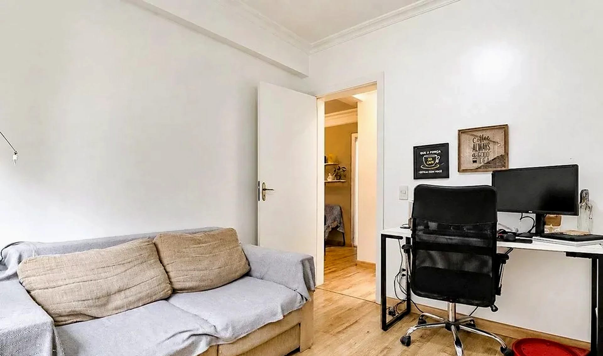 Sala com escrivaninha