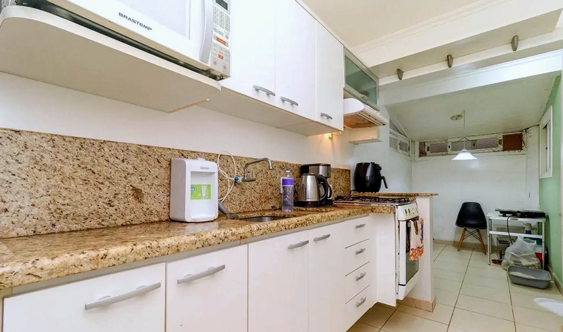 Cozinha com bancada de granito