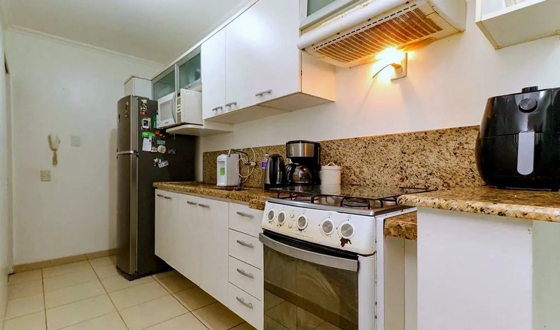 Cozinha com armários brancos