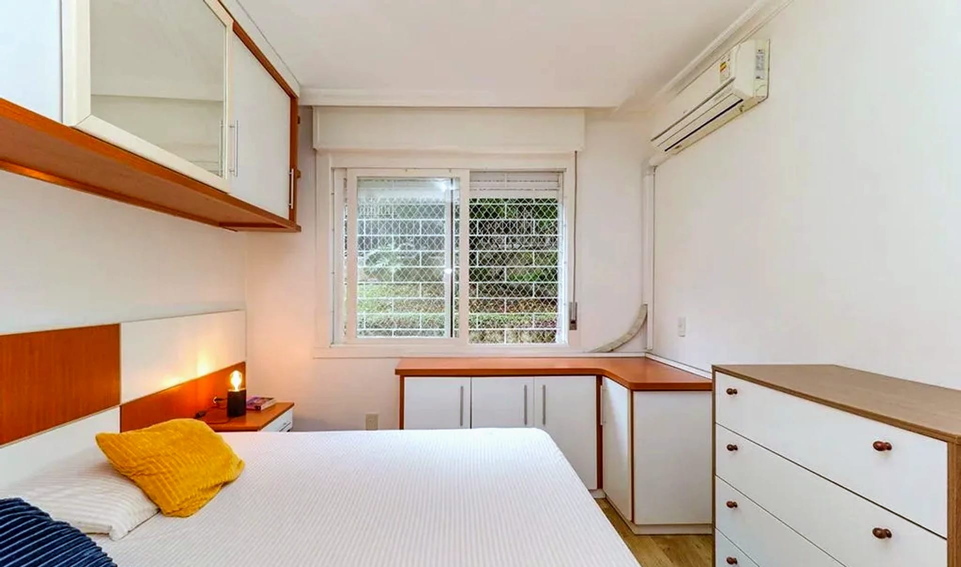 Dormitório de casal com cômoda