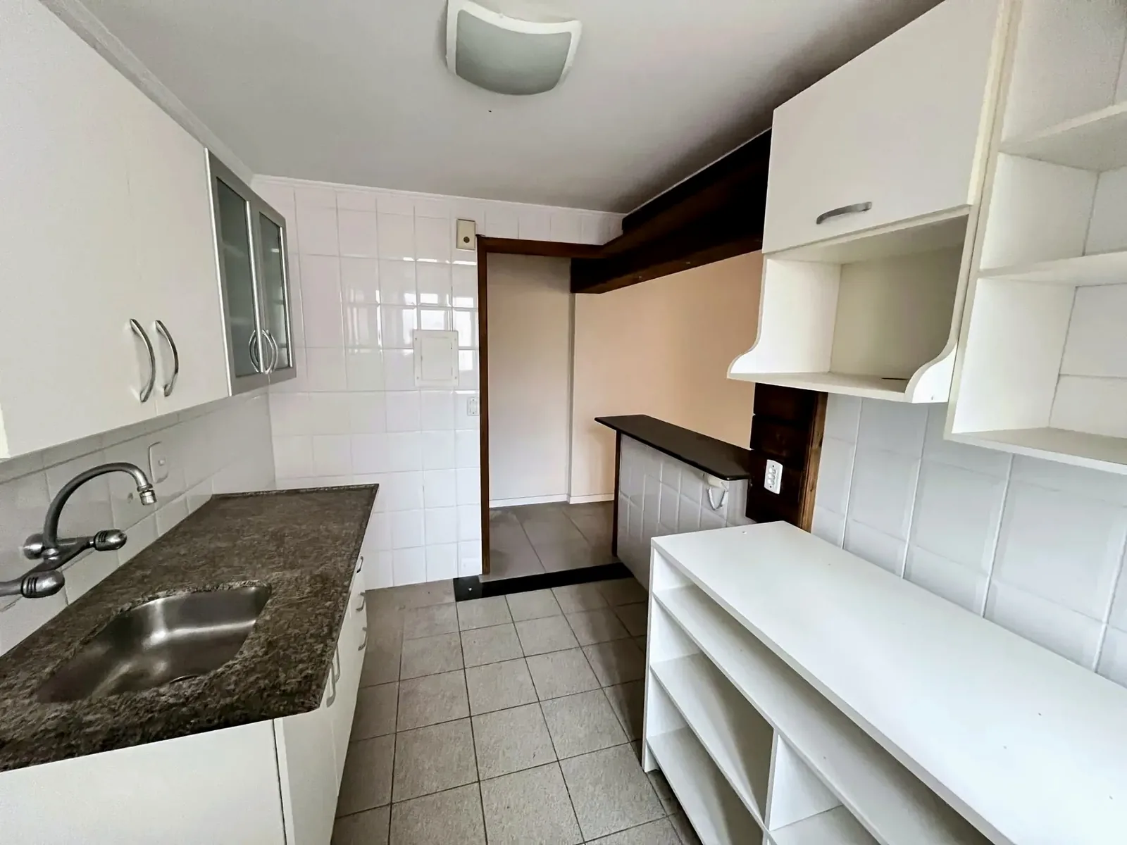 Cozinha e balcão para o living