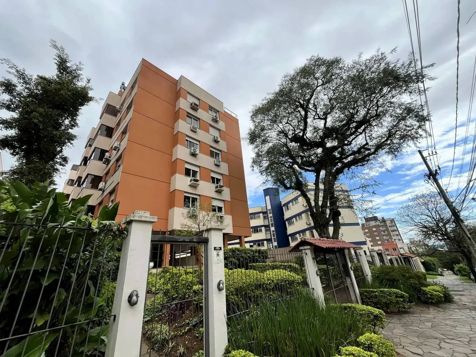 Fachada do prédio com jardim