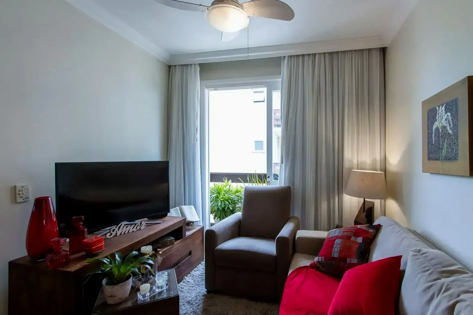 Living com janela para o jardim