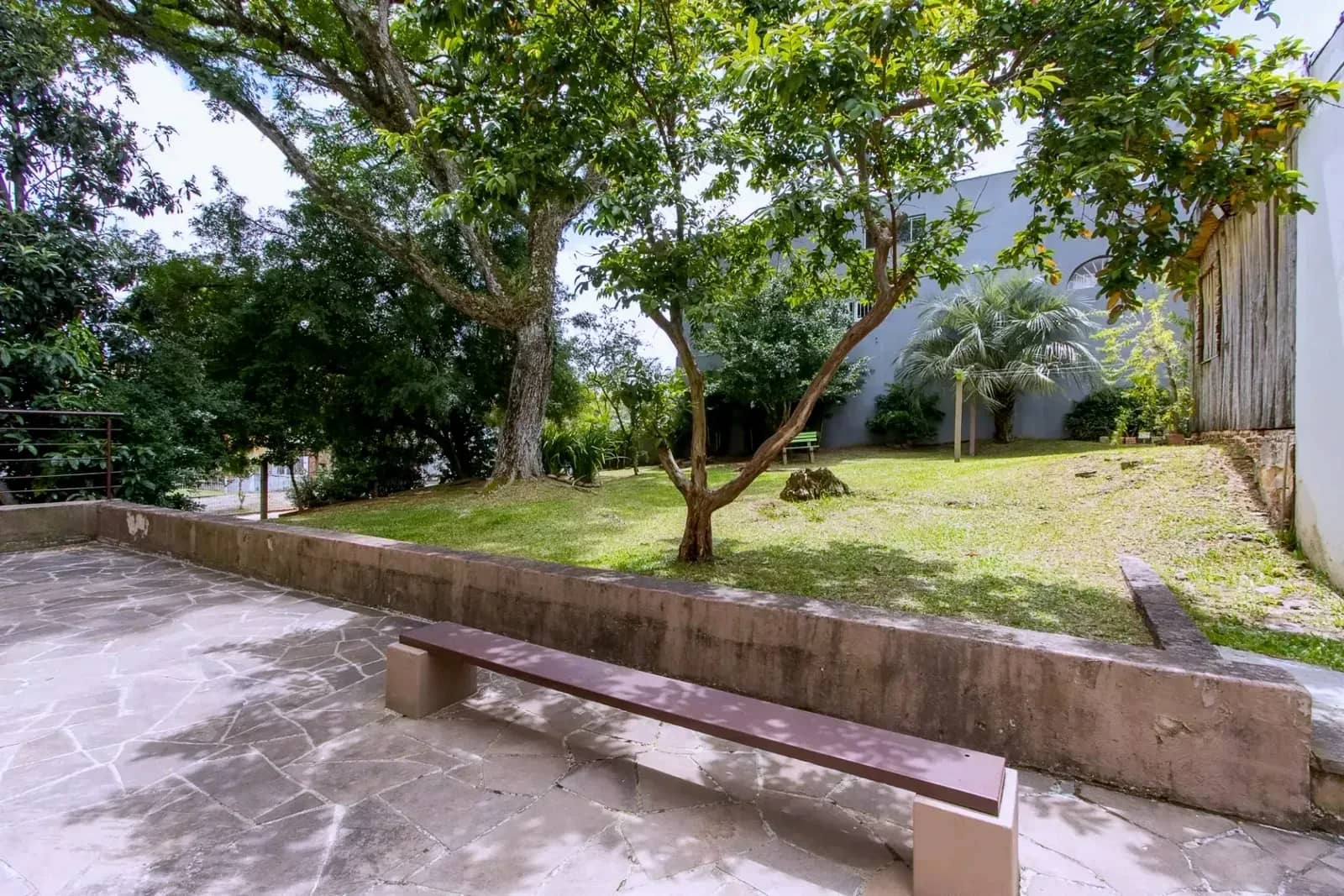 Jardim com árvores