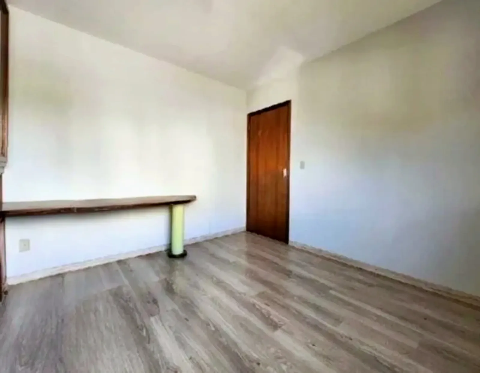 Dormitório com bancada de estudo