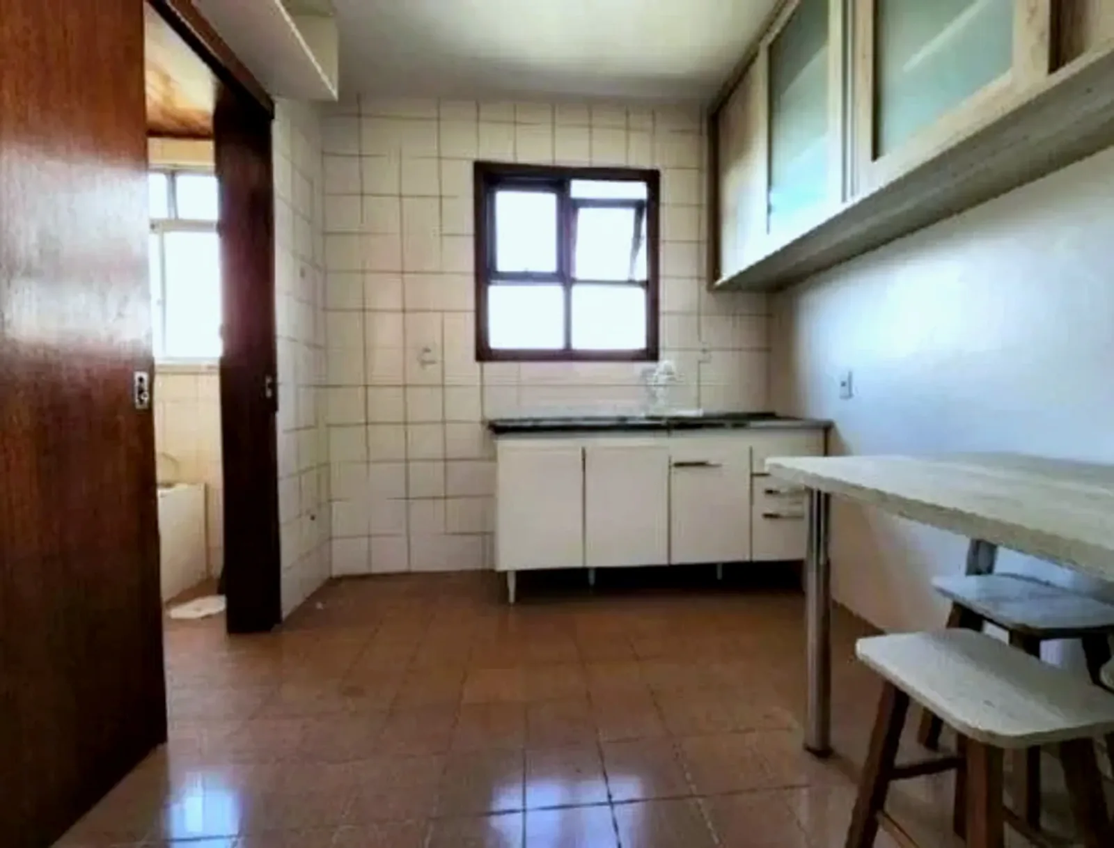 Cozinha com bancada de refeições