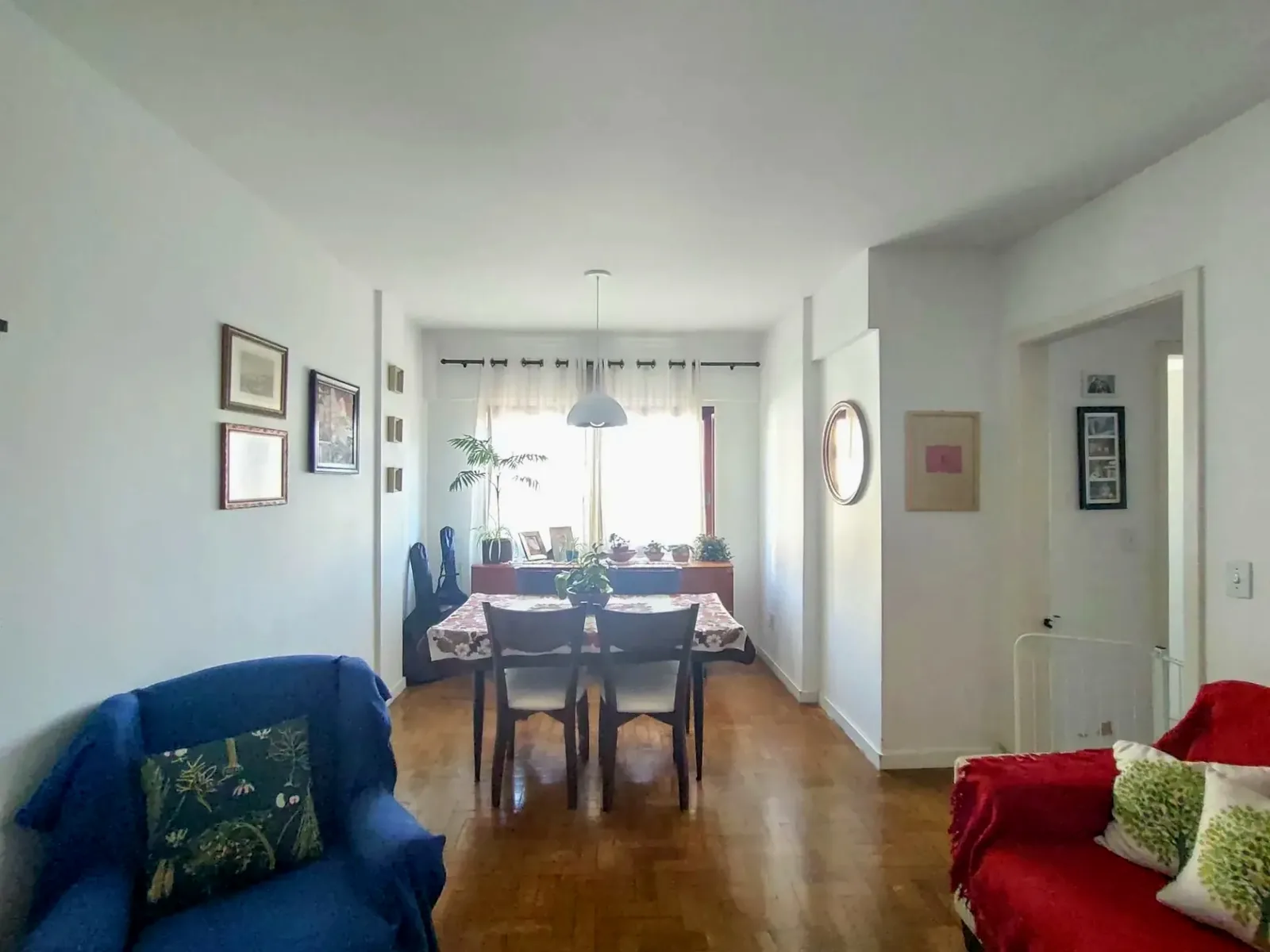 Sala de jantar junto à janela