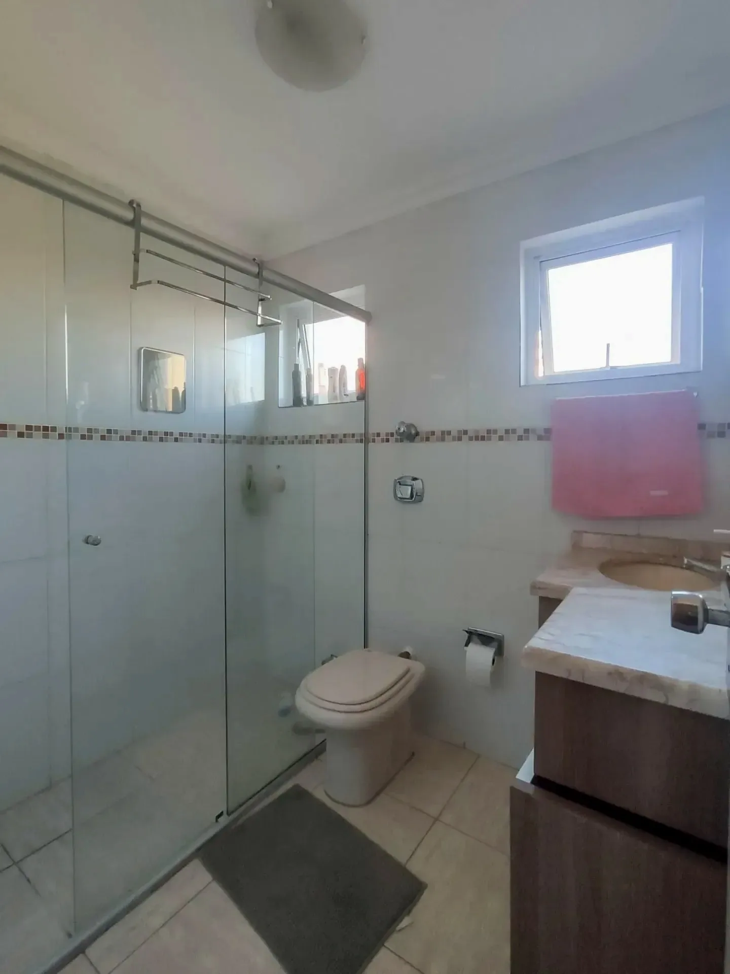 Banheiro com box de vidro