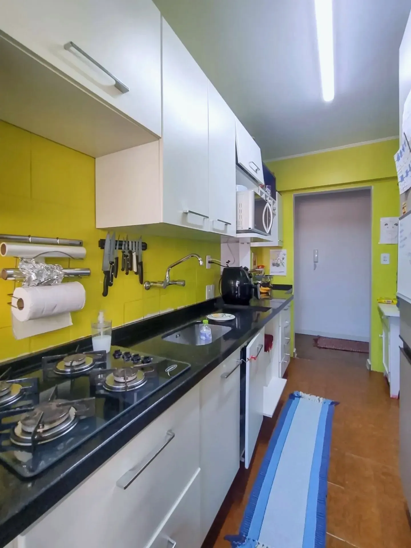 Cozinha com bancada de granito