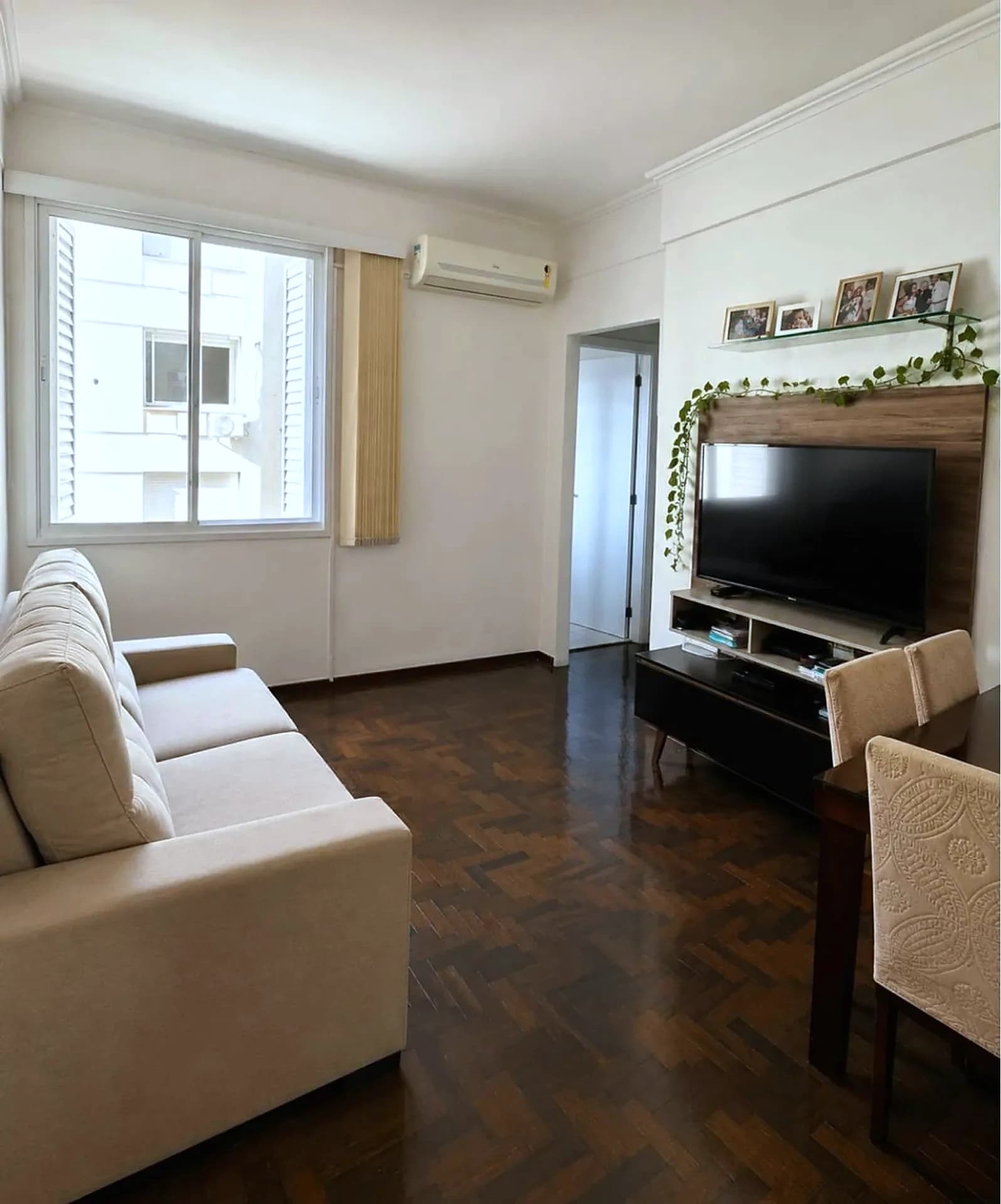 Living com piso de parquet e ar-condicionado