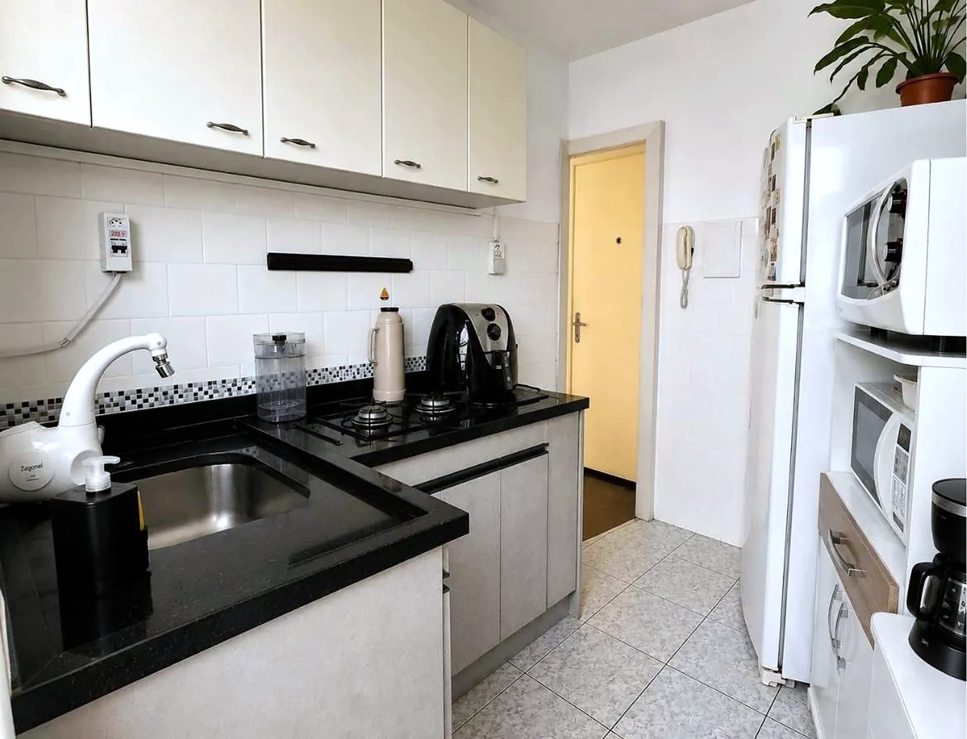 Cozinha com bancada de granito