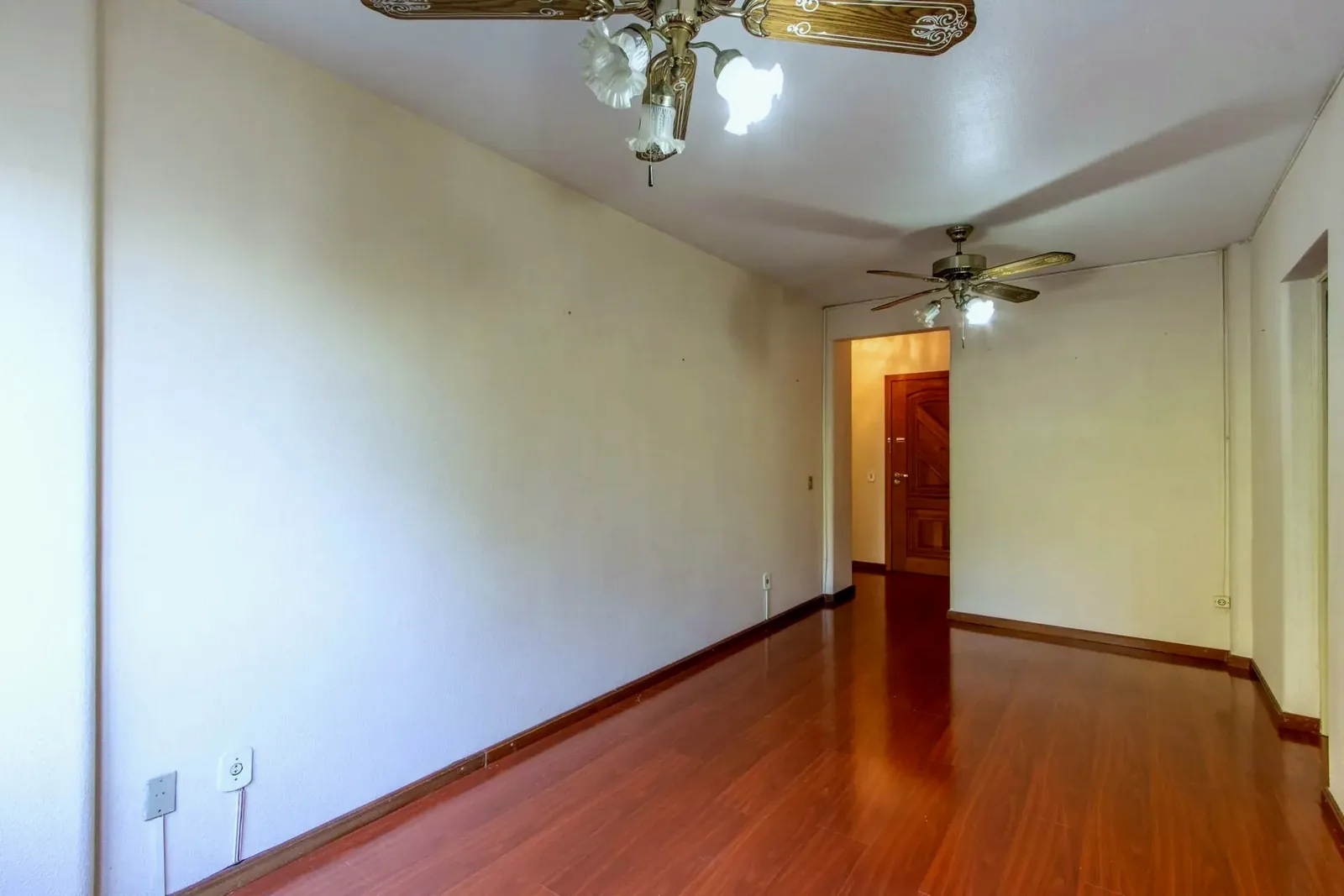 Living com ventiladores de teto
