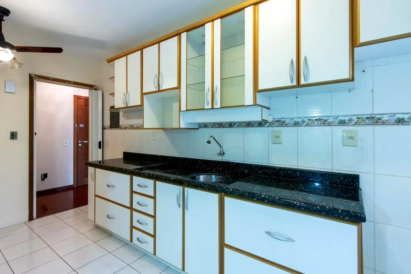 Cozinha com bancada de granito