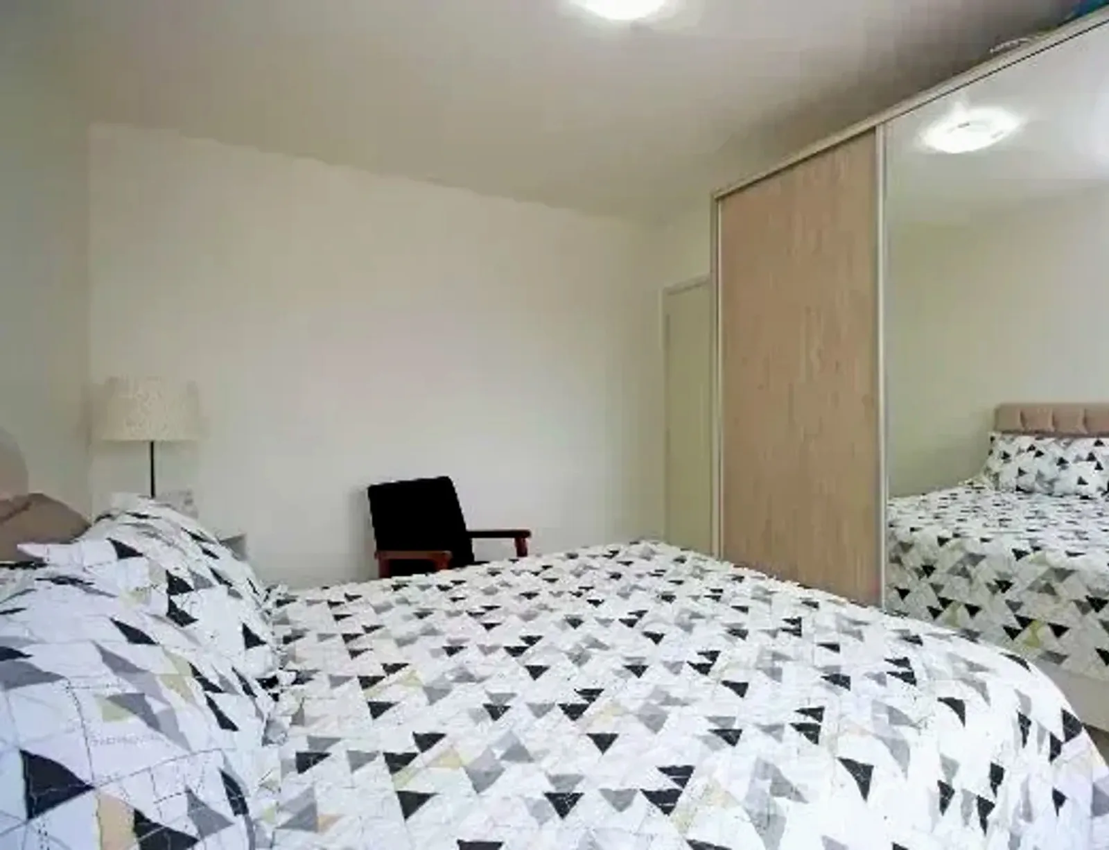 Dormitório com roupeiro espelhado